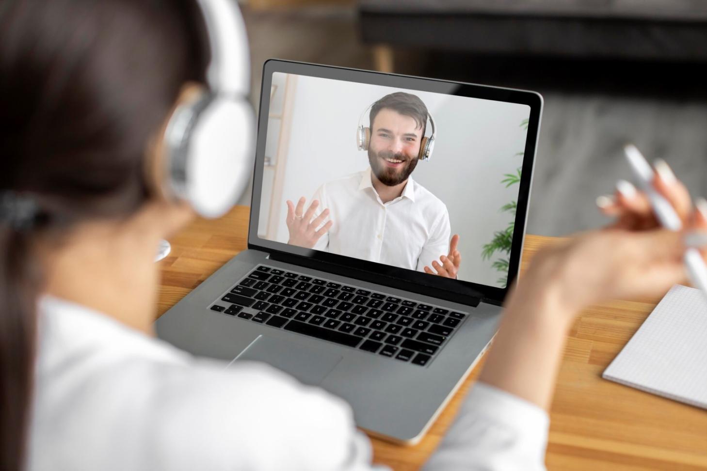 Espace de travail collaboratif avec équipe quindraelos analysant des données financières