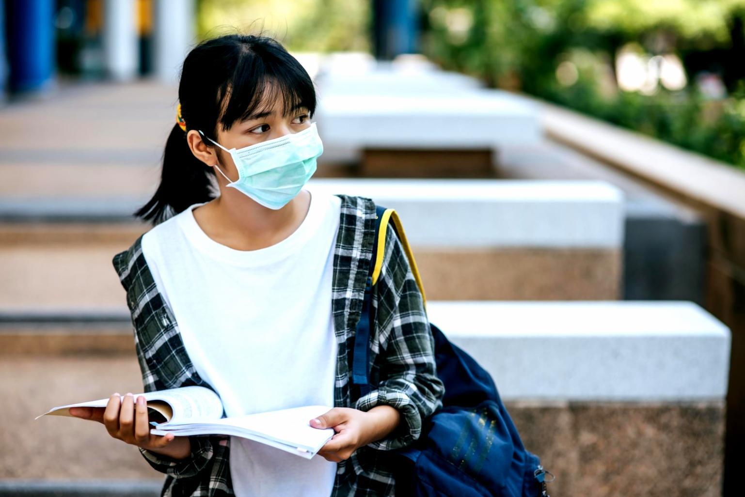 Professionnel analysant des documents financiers